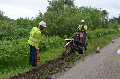 Narrow trench machine soft digging in verge