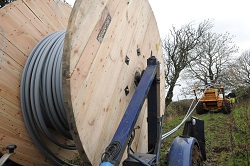 Fibre duct drum feeding mole plough